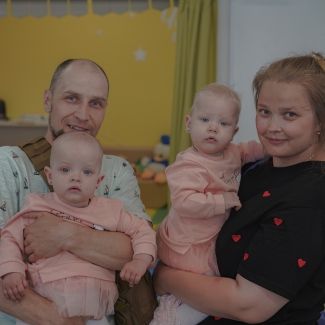 Алиса и Лиза Быковы с родителями. Фото Юлии Квачёвой